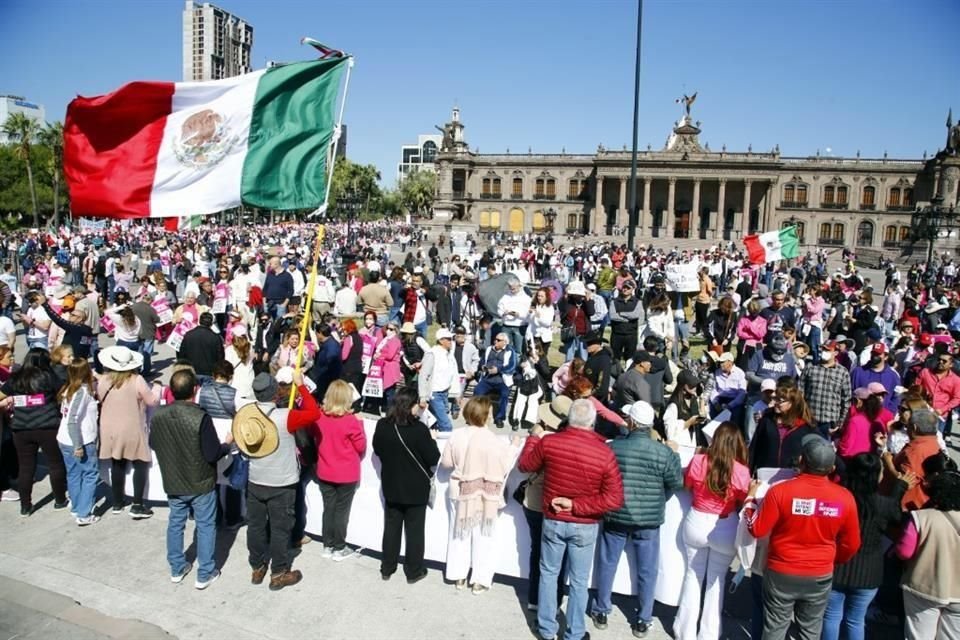 Con banderas en mano, miles de asistentes cerraron la marcha a favor del INE en la Explanada de los Héroes.