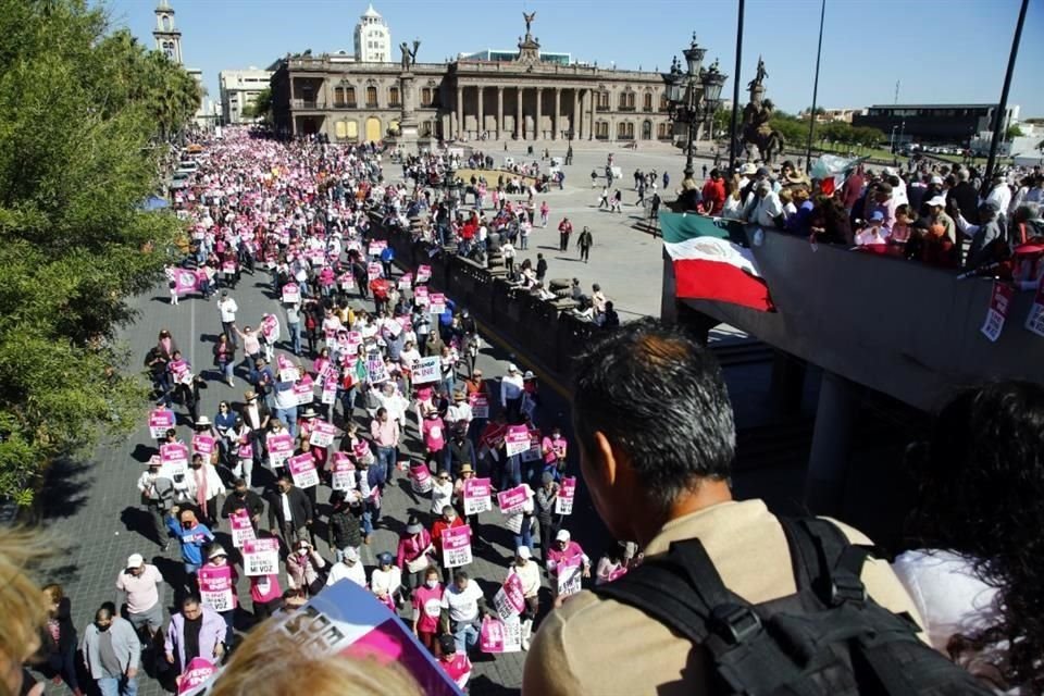 Más de 10 mil ciudadanos marchan por calles del Centro de la Ciudad para manifestarse contra la reforma electoral que promueve AMLO.