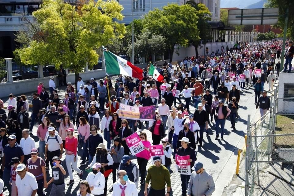 Más de 10 mil ciudadanos marchan por calles del Centro de la Ciudad para manifestarse contra la reforma electoral que promueve AMLO.