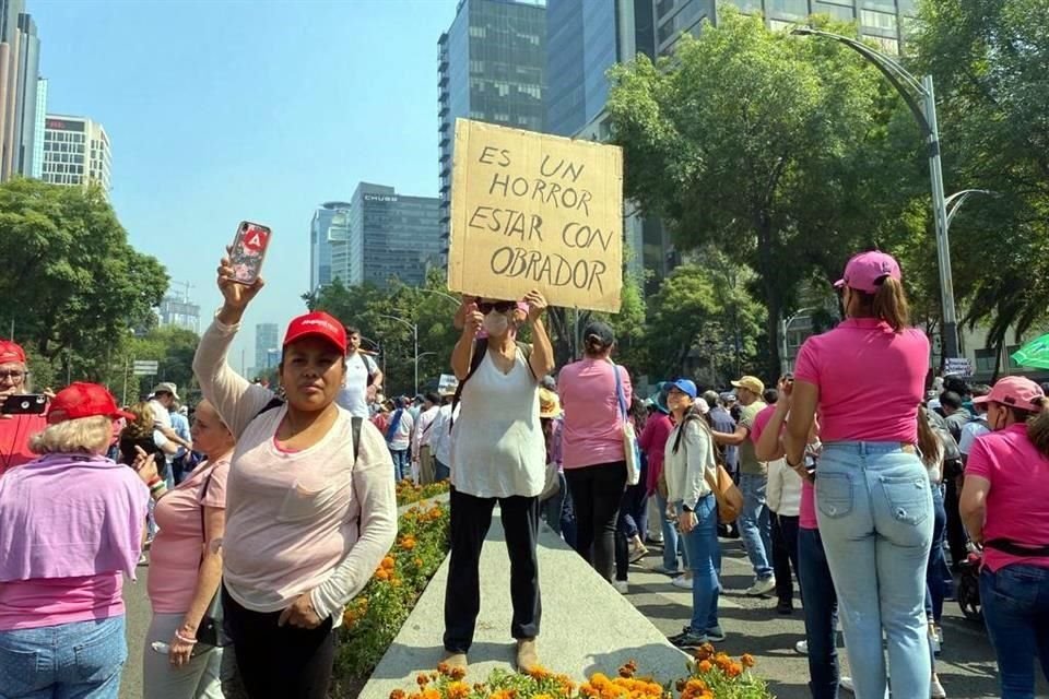 También en la Ciudad de México, algunos manifestantes expresaron su rechazo al Mandatario.
