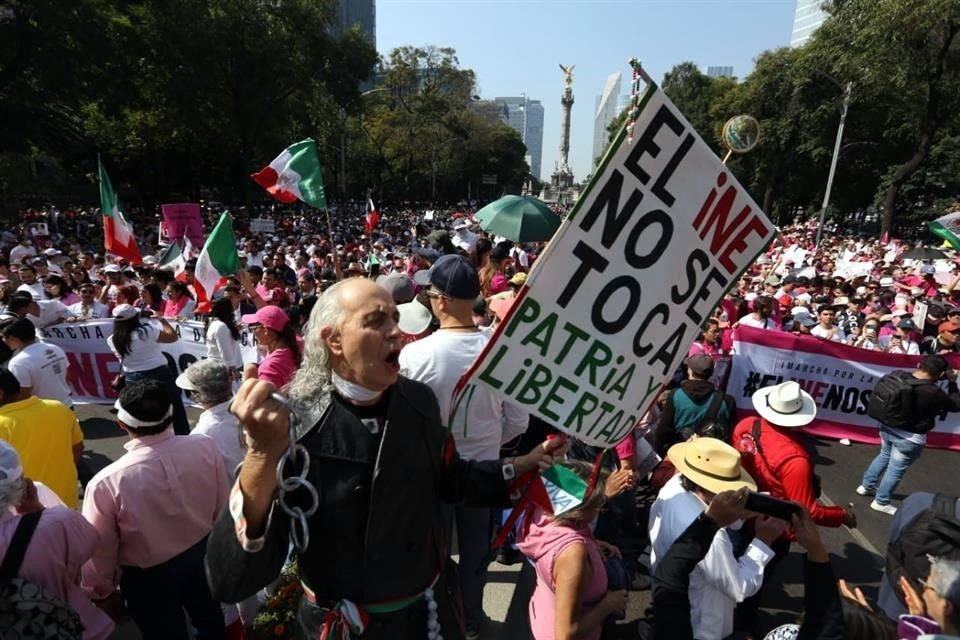 La marcha en la Capital recorrió un tramo de Paseo de la Reforma, desde el Ángel, hasta el Monumento a la Revolución, donde concluyó con un mitin.