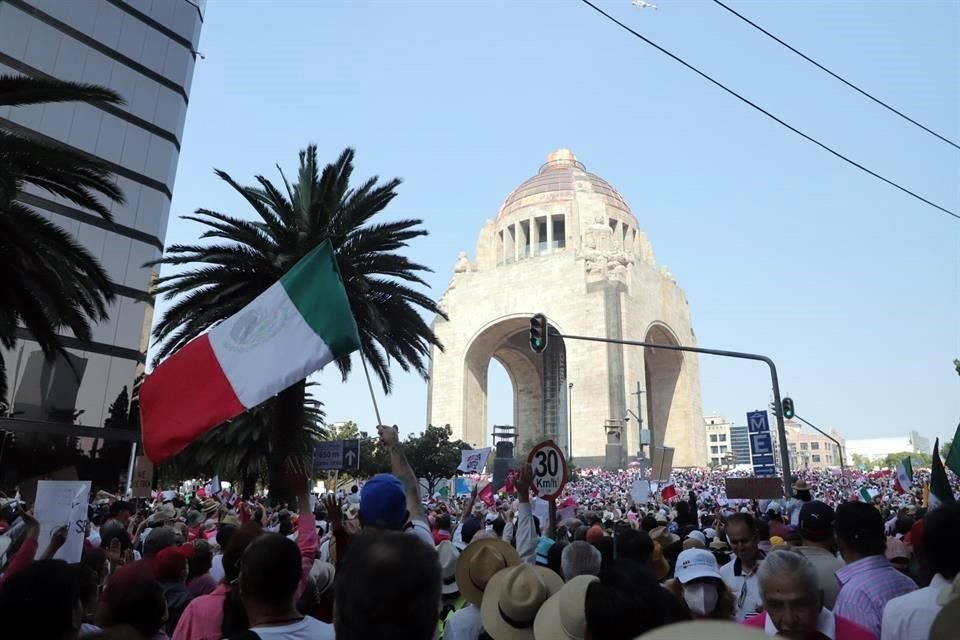 En la Plaza de la República, los asistentes recordaron a los fallecidos por la Covid-19 y por la violencia en el País.