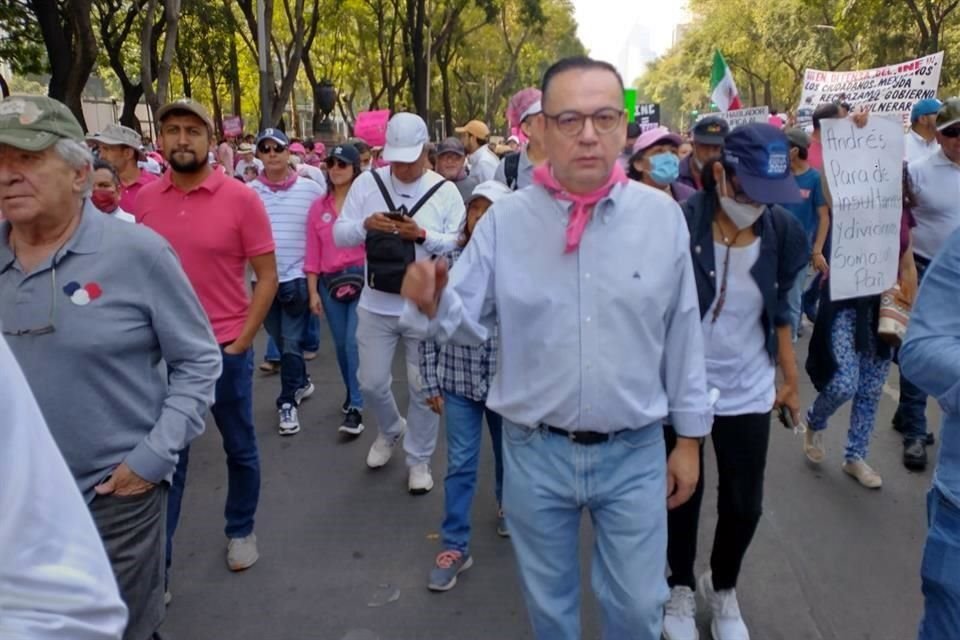 El senador del Grupo Plural y ex funcionario del Gobierno de López Obrador, Germán Martínez, también marchó.