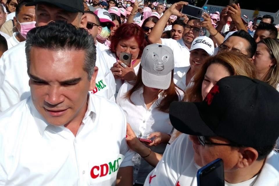Alejandro Moreno, dirigente nacional del PRI, encabezó al grupo de priistas que se hizo presente en la marcha para defender al órgano electoral.