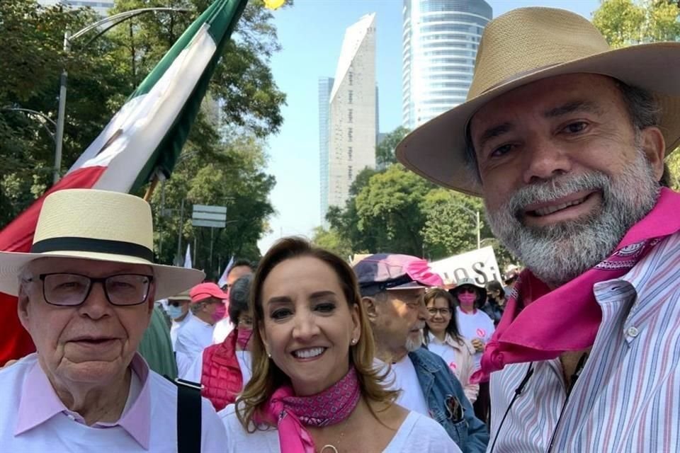 Entre los políticos y figuras públicas que se movilizaron este domingo en defensa del INE están el exrector de la UNAM, José Narro, y la senadora priista Claudia Ruiz Massieu.