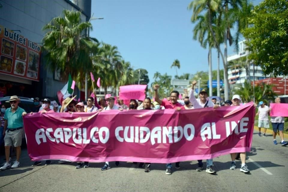 En el interior de la República también se marchó en defensa del INE, como en Acapulco, donde varios cientos de  personas marcharon del asta bandera a la glorieta de la Diana.