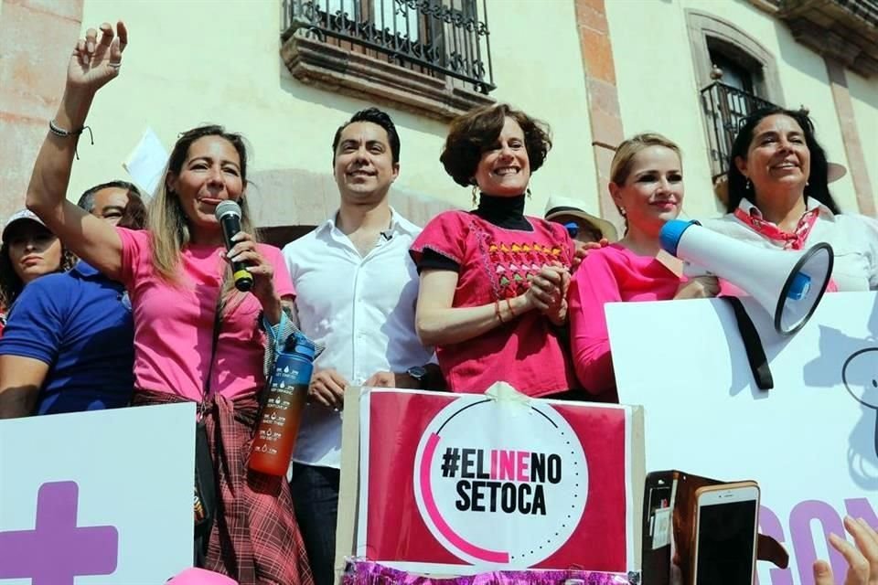 La politóloga Denise Dresser en la marcha realizada en Querétaro.