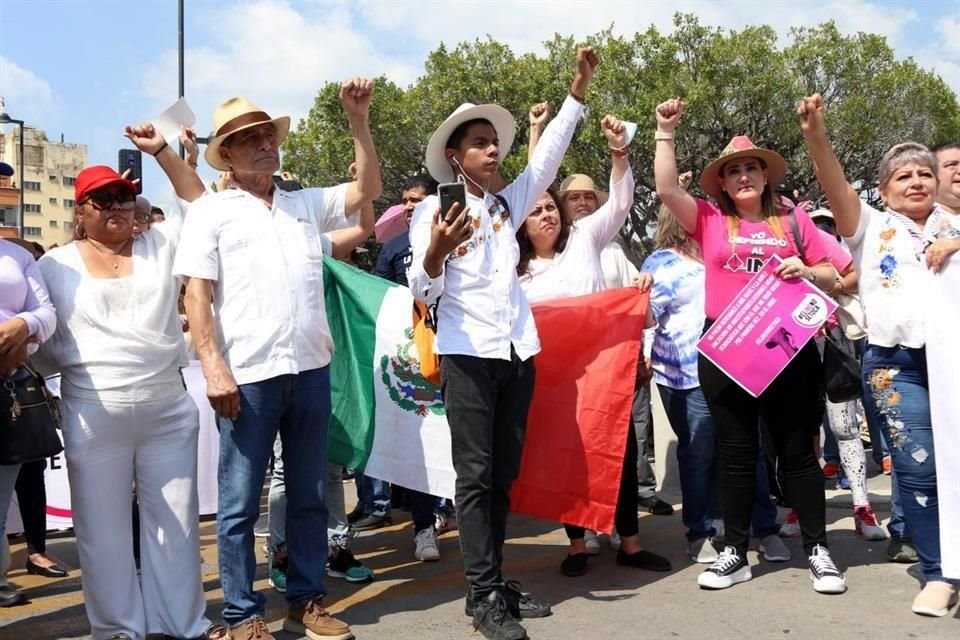 Ciudadanos, políticos y empresarios locales de Tuxtla Gutiérrez, San Cristóbal de las Casas, Berriozabal y Comitán, en el estado de Chiapas, también marcharon este domingo.