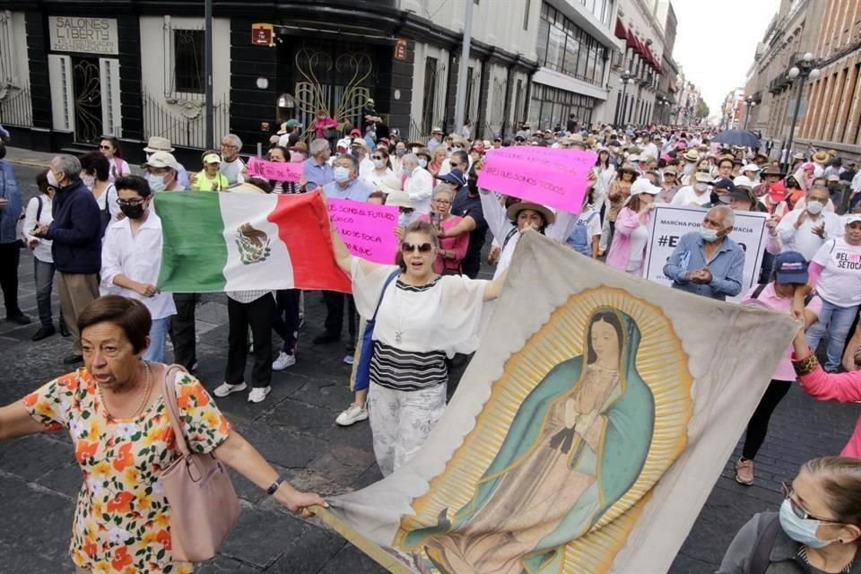 En miles se cuenta la participación en la marcha ciudadana en defensa del INE en la ciudad de Puebla.