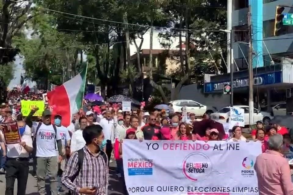 Cientos de personas participaron la mañana de este domingo en la marcha en defensa del INE en Xalapa, Veracruz. Otro contingente se movilizó en el puerto de Veracruz.