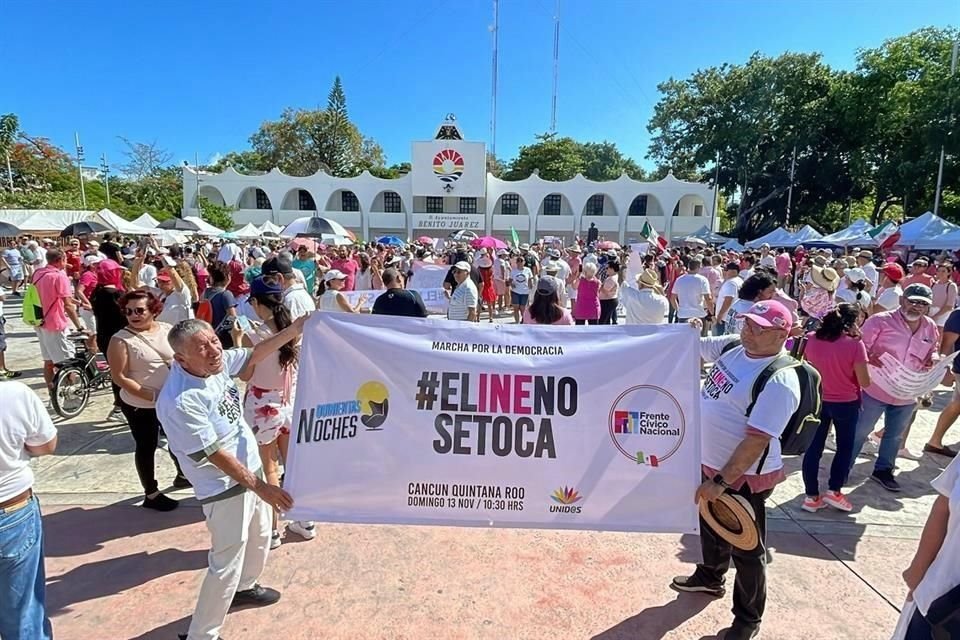 Aspecto de la manifestación en rechazo a la reforma electoral en Cancún, Quintana Roo.
