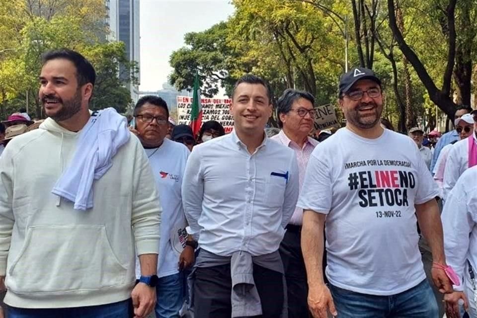 Luis Donaldo Colosio Riojas, Alcalde de Monterrey (MC), y el senador Emilio Álvarez Icaza marcharon junto en la CDMX.