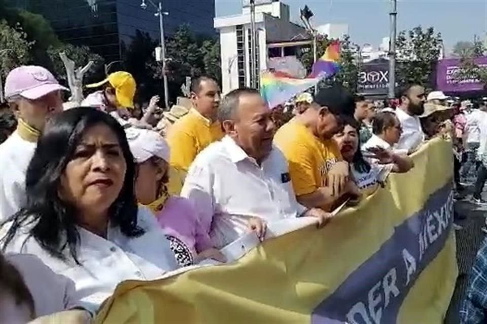 Entre los perredistas que acudieron a la marcha en la Capital del País estuvieron Jesús Zambrano y Ángel Ávila.