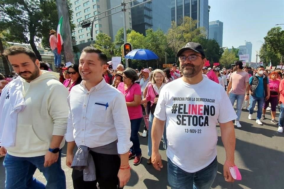 Empresarios, políticos y funcionarios de Nuevo León se unieron a la marcha contra la reforma electoral impulsada por el Presidente Andrés Manuel López Obrador.