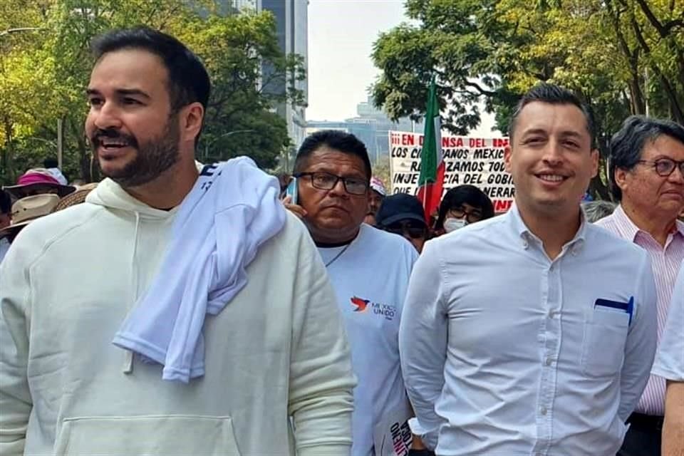 El Alcalde de Monterrey, Luis Donaldo Colosio, y el nuevo Secretario del Ayuntamiento, Agustín Basave, marcharon en la Ciudad de México.