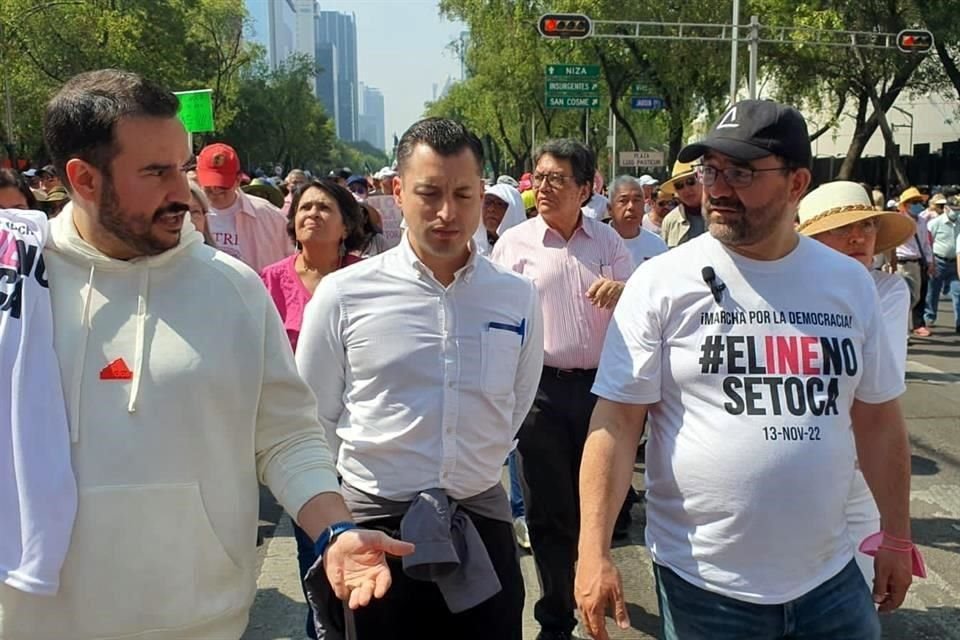 El Alcalde de Monterrey, Luis Donaldo Colosio, y el nuevo Secretario del Ayuntamiento, Agustín Basave, marcharon en la Ciudad de México.