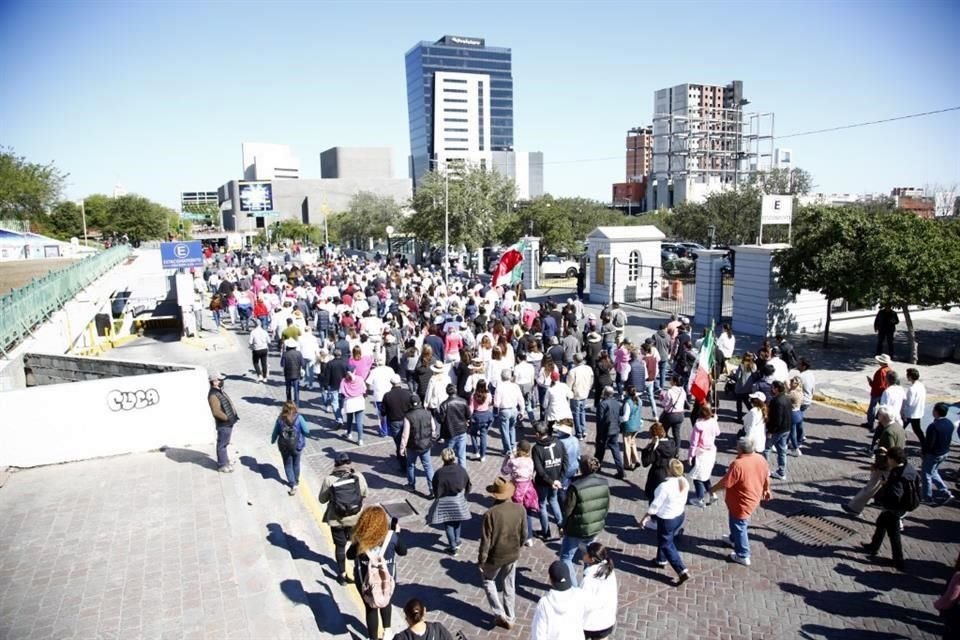 Cientos de regios marcharon en las calles del Centro en defensa del INE.