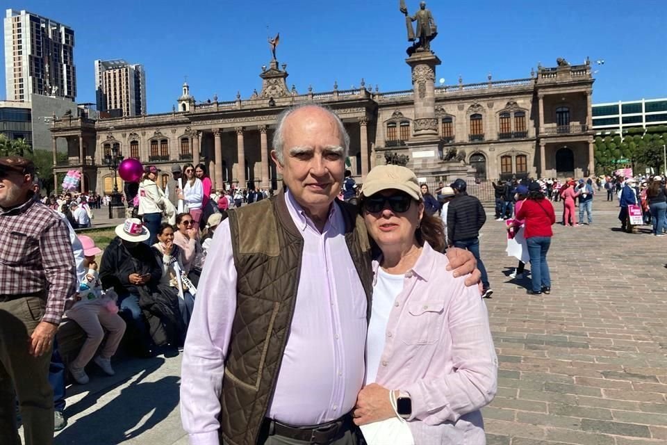 El ex Gobernador Fernando Canales y su esposa Ángela Stelzer.