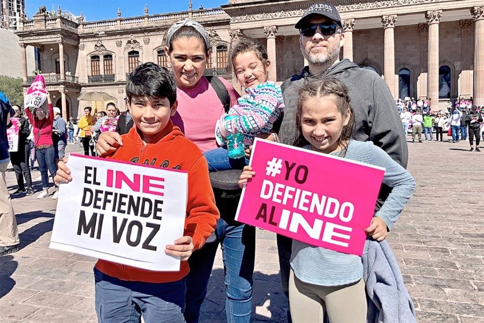 El hartazgo hizo que padres de familia salieran a marchar con todo y sus hijos.