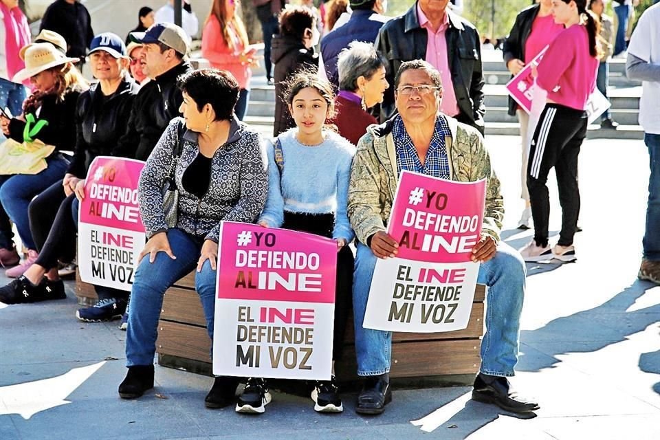 Madres, padres e hijos salieron juntos a expresarse contra la reforma electoral en las calles<br>del Centro.