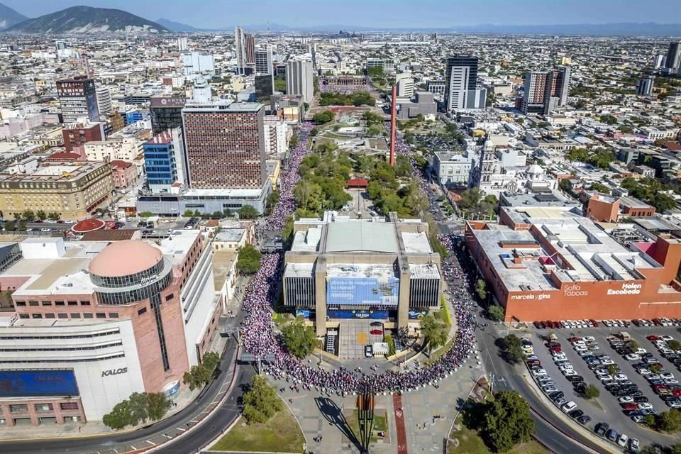 Los manifestantes colmaron la calle Zaragoza, dieron vuelta frente al Palacio municipal y regresaron por Zuazua hacia la Explanada de los Héroes.