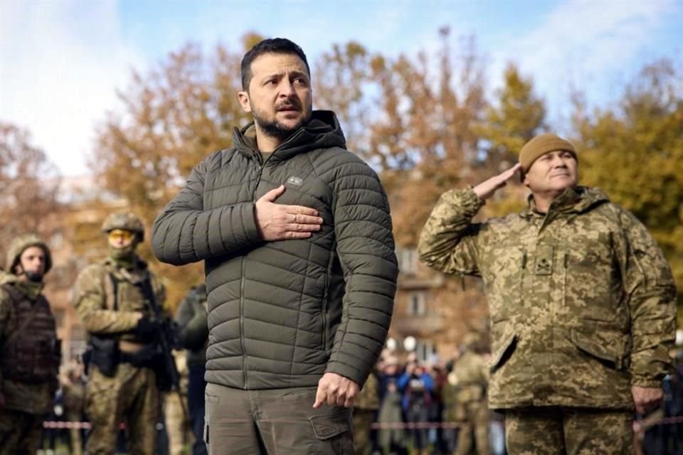 El Presidente de Ucrania, Volodymyr Zelensky, escucha el himno nacional en Jersón.