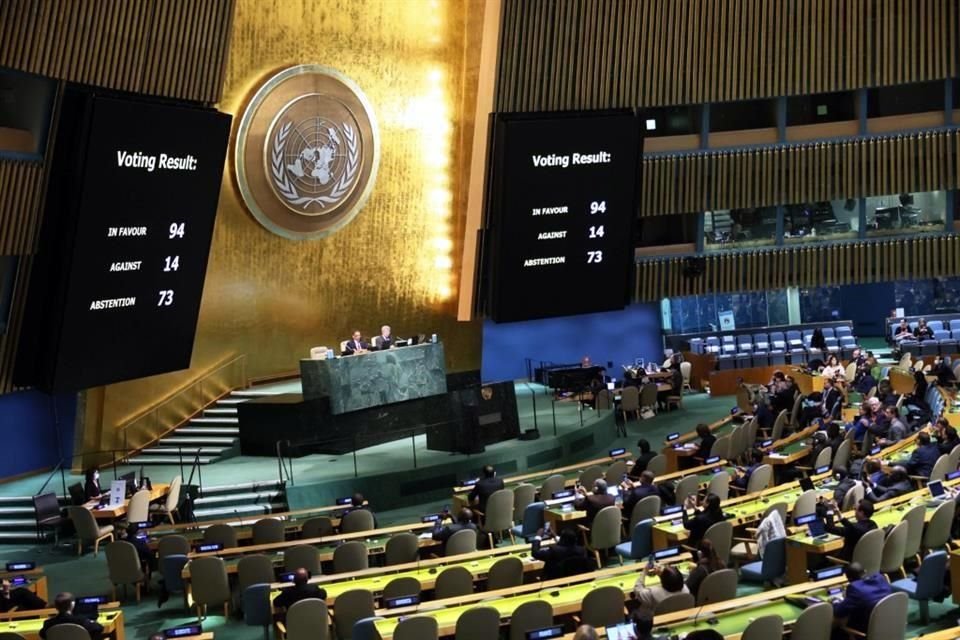 Las pantallas de la Asamblea General de la ONU muestran el resultado de la votación este lunes.