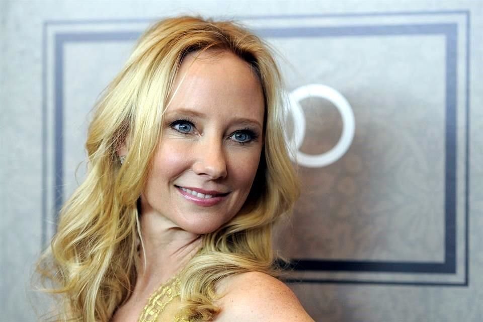 La mujer cuya casa se incendió tras el accidente que le quitó la vida a Anne Heche, está demandando a la familia de la actriz por daños.