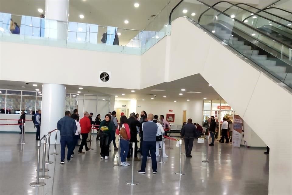 En las oficinas ubicadas en el Pabellón Ciudadano, las filas de ciudadanos realizando el trámite se redujeron.