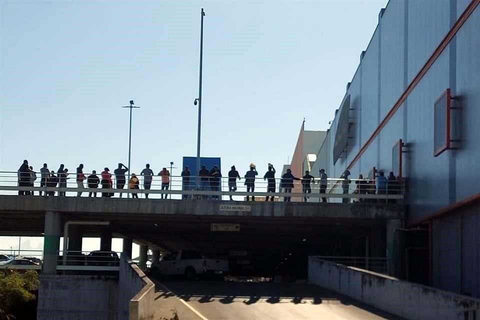 Hoy volvieron a madrugar ciudadanos, que invirtieron entre 3 y 4 horas en obtener las nuevas placas.