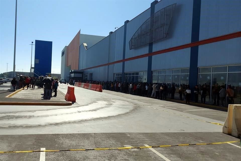 Aunque el domingo las esperas eran hasta de más de siete horas, los contribuyentes coincidieron en que siguió muy lento el trámite, aunque se haya reducido en algo el tiempo en la fila.
