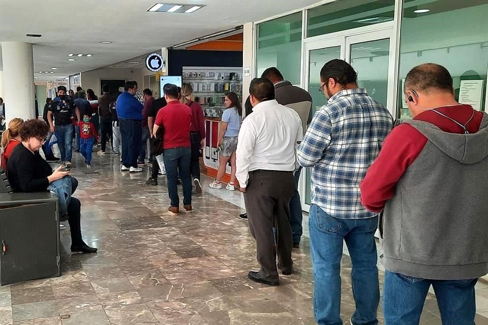 Una usuaria que estaba en la fila cerca de la puerta y a punto de entrar a hacer otra fila dentro de las instalaciones, mencionó que para llegar a ese punto habían transcurrido casi tres horas.