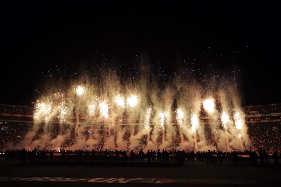 Los fuegos pirotécnicos en el Estadio Universitario.