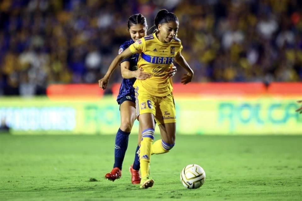 El América trató de detener de cualquier forma a Tigres Femenil, pero no tuvo éxito.