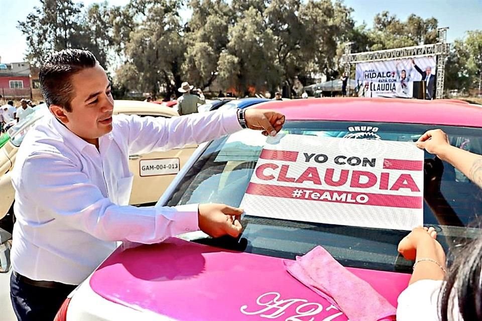 'Yo con Claudia TeAMLO', se lee en cada uno de los pegotes que fueron entregados por el diputado de Morena, Janecarlo Lozano.