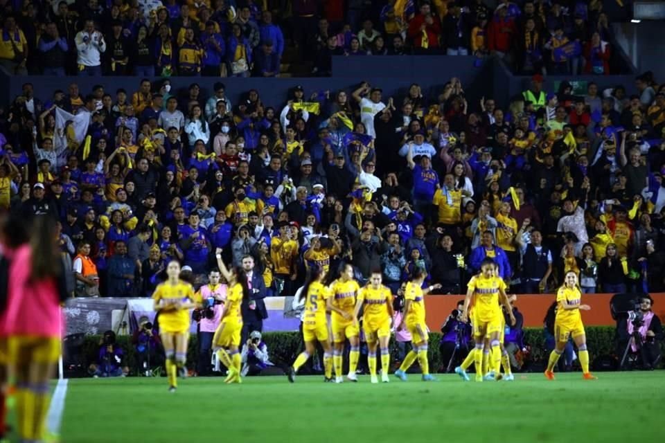 La afición celebró en grande las anotaciones de sus felinas.