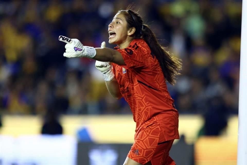 Cecilia Santiago, portera de Tigres Femenil, dando indicaciones.