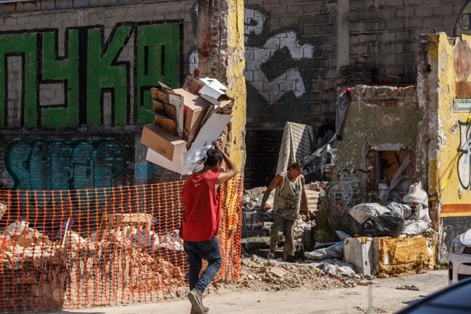 Predio en Mariano Otero y calle primavera en la colonia del Fresno abandonado y tomado por personas en situación de calle.