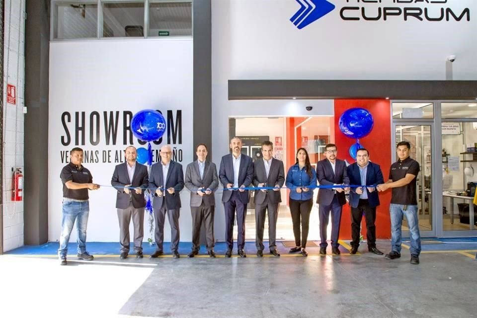 Corte de listón con Directivos y Gerente de Tienda Cuprum #100.