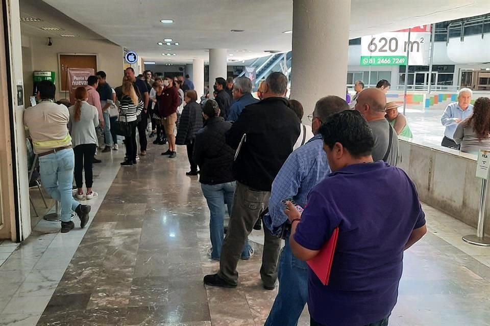 Las largas filas continuaron ayer en las diversas oficinas del Instituto de Control Vehicular.