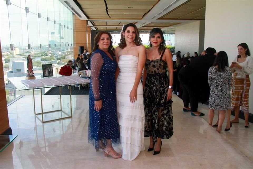 Sanjuanita Rodríguez de González, Lorena González Rodríguez y Leticia Lumbreras de Flores