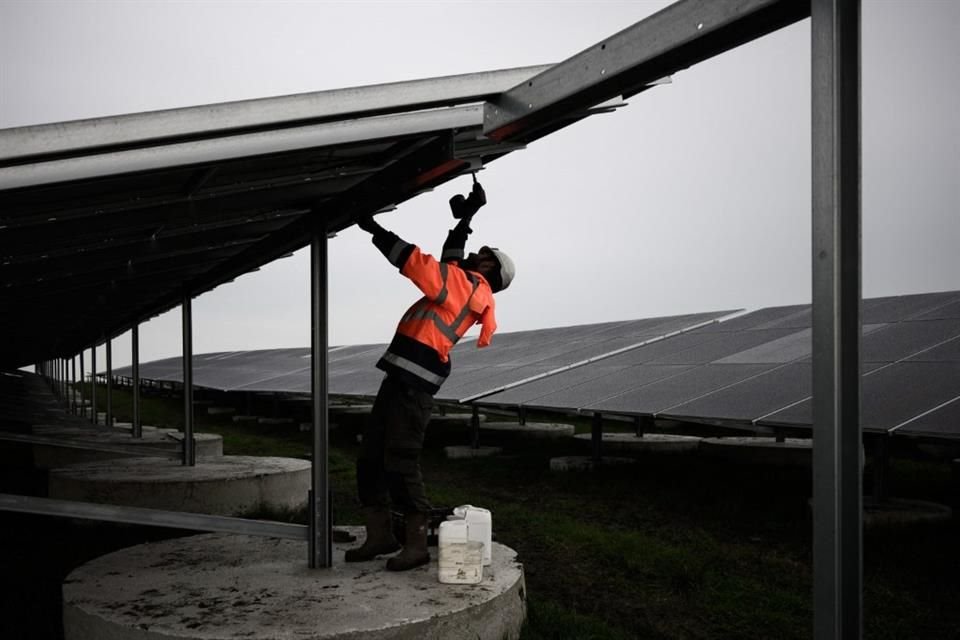 La generación distribuida es mejor conocida como paneles solares en techos.