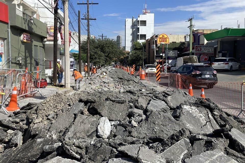 Escombros acumulados en la zona dificultan el paso de peatones y de vehículos por la zona comercial sampetrina.