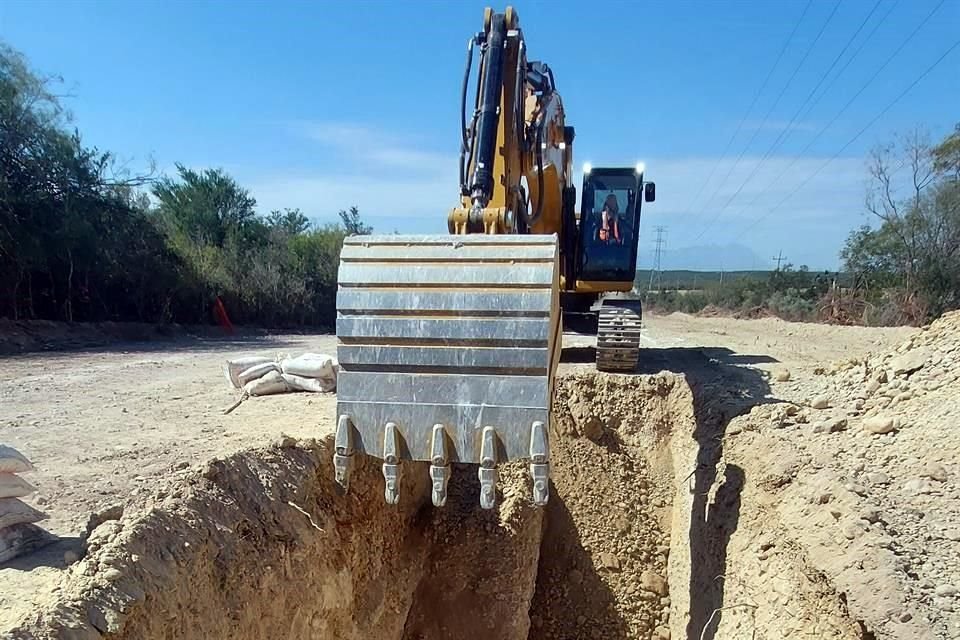 Maquinaria pesada realiza las excavaciones para el nuevo ducto.