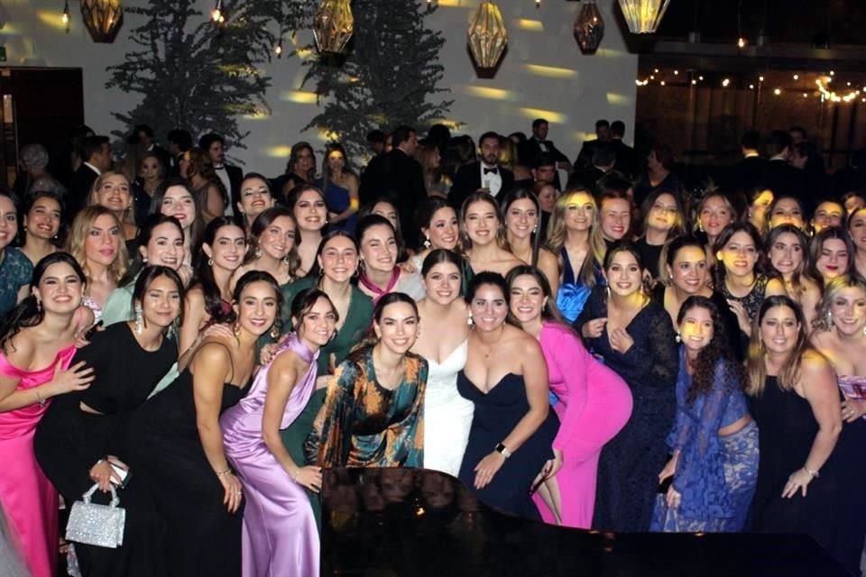 La novia con todas las invitadas