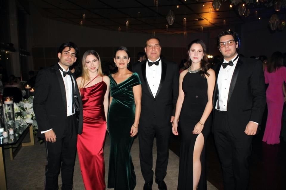 César Ramírez, Fernanda Balli, Alicia Valenzuela, César Luis Ramírez, Isabela Garza y Óscar Ramírez