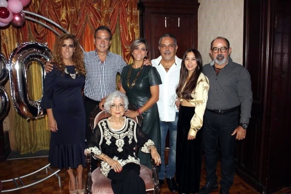 Patricia Martínez, José Manuel Martínez, Marcela Martínez, José Jaime Martínez, Hannea Sandoval,  Fernando Martínez y María Villarreal Treviño (festejada).