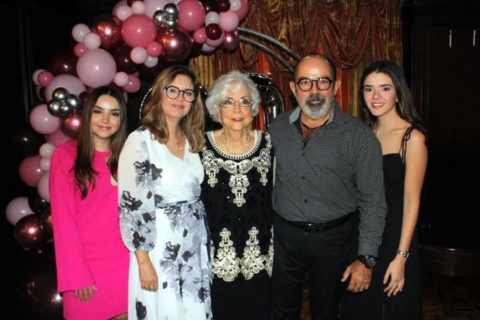 María Fernanda Martínez, Nancy Gaona de Martínez, María Villarreal Treviño, José Jaime Martínez y Nancy Michel Martínez