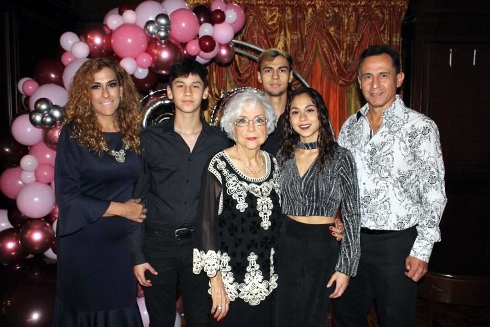 Marcela Martínez de Castro, Mauricio Castro, María Villarreal Treviño, Miguel Ángel Jr., Ana Marcela Castro y Miguel Ángel Castro