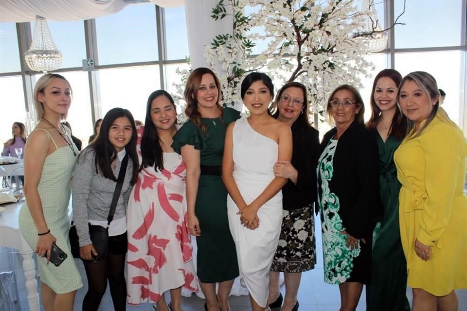 Samantha Mendoza, Alison Alemán, Sonia de Alemán, Melissa Zamora, Cinthia Luevano, Leticia Zamora, María Elena Cisneros, Sofía Zamora y Brenda Alemán